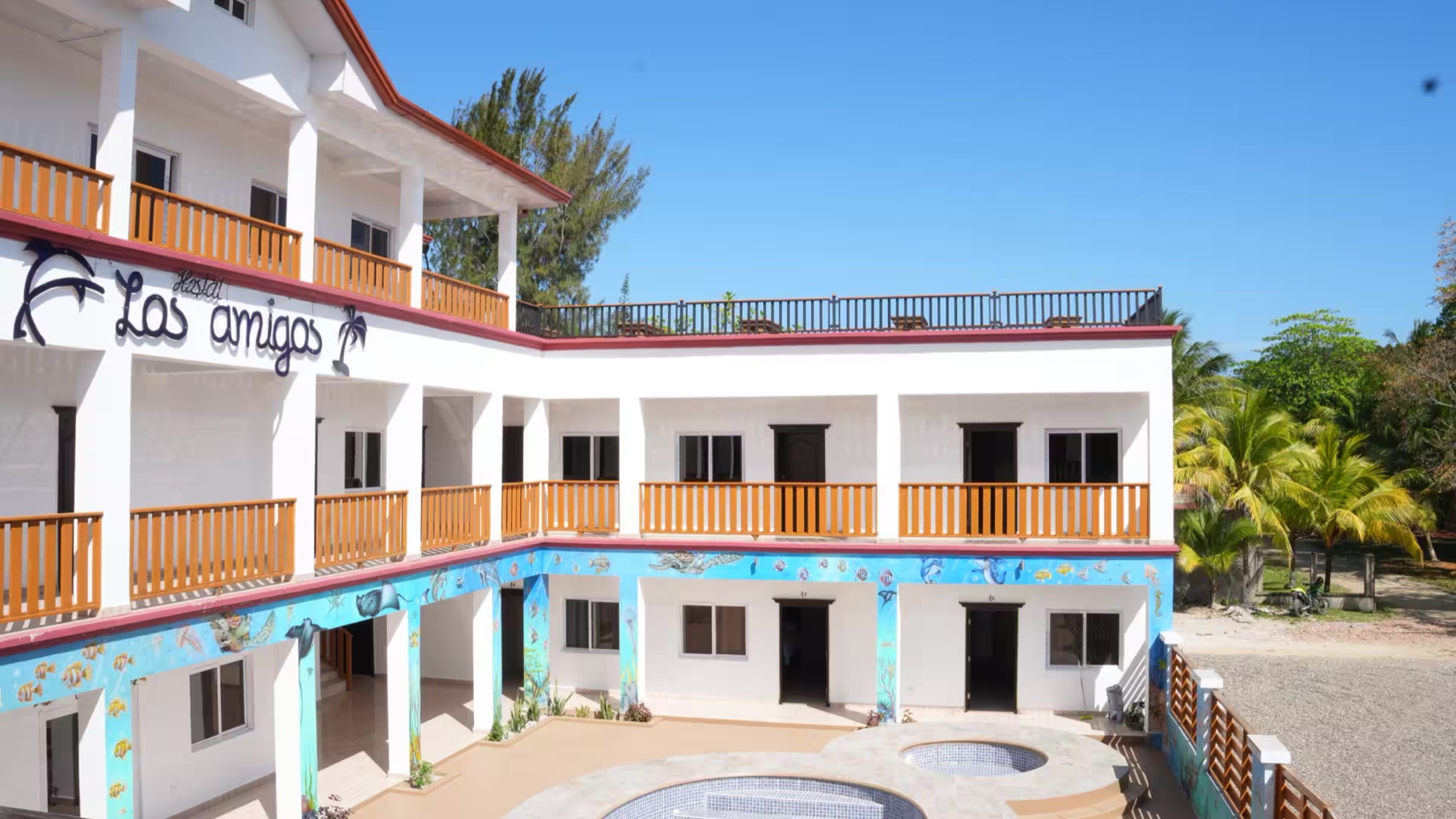 Fachada del hotel con balcones