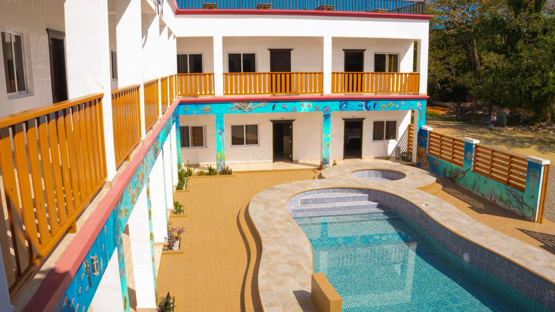 Patio interior con piscina