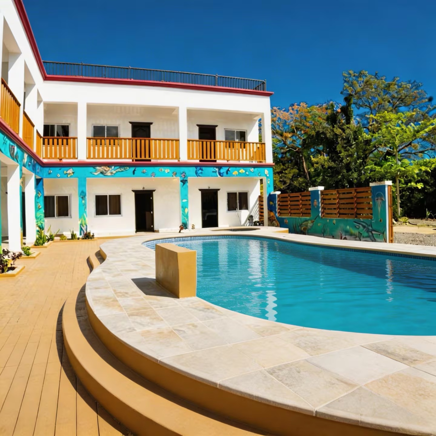 Piscina exterior con cielo azul
