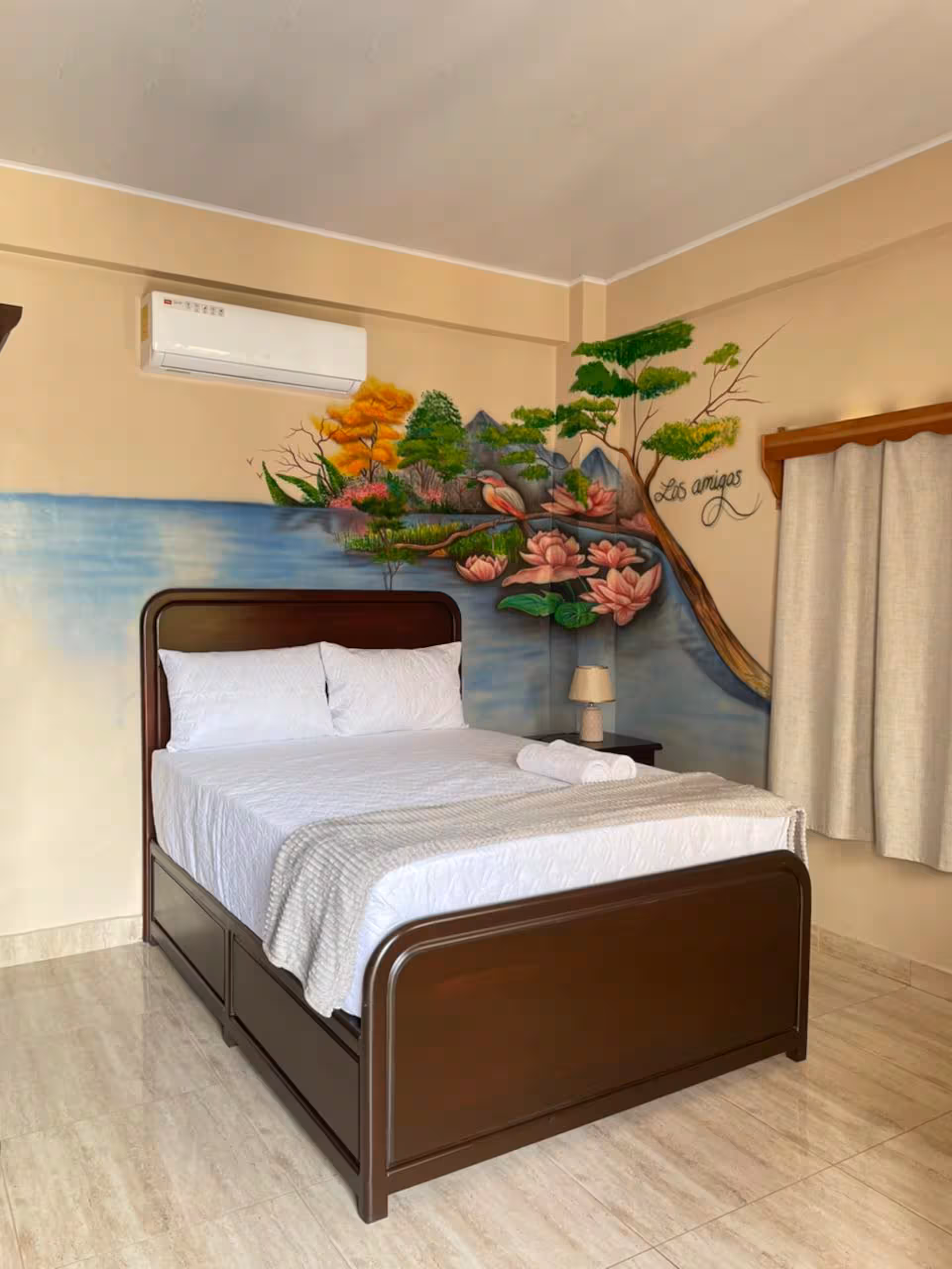 Habitación A2 y A3 con mural de río, lotos y pajarito