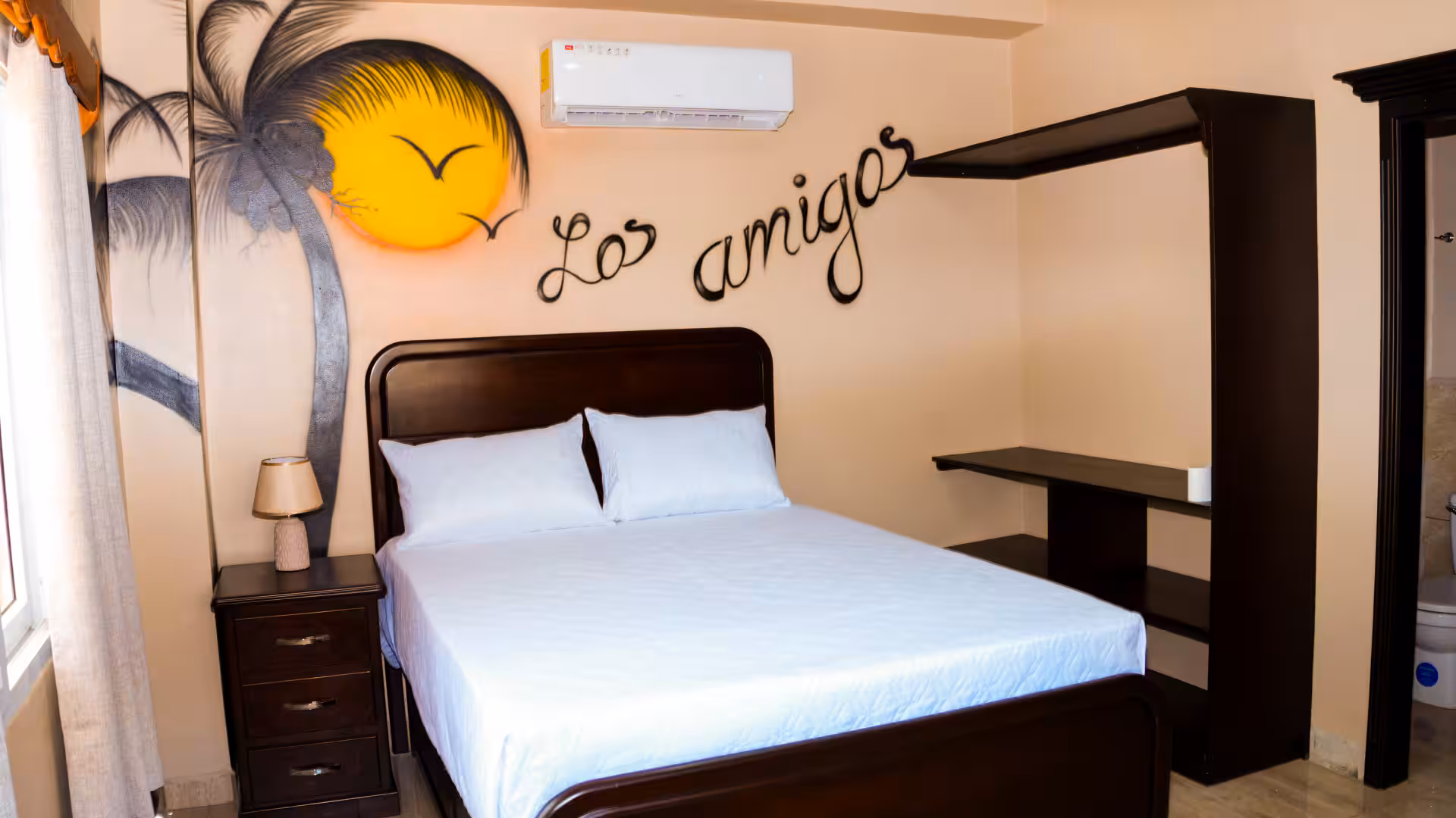 Habitación A4 con mural de palmera y sol