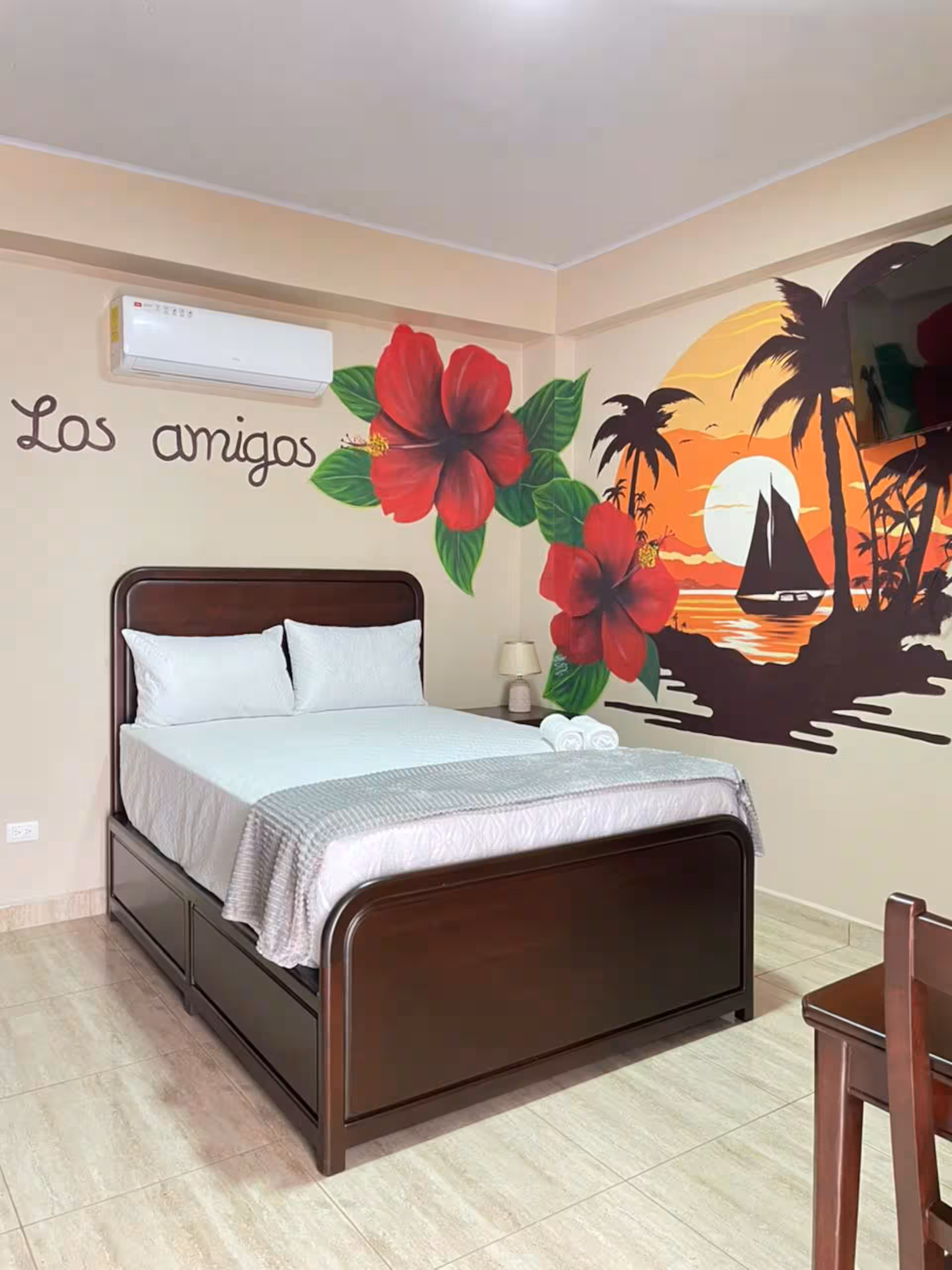 Habitación A5 Suite Tropical Cieneguita con mural de hibiscus y atardecer caribeño