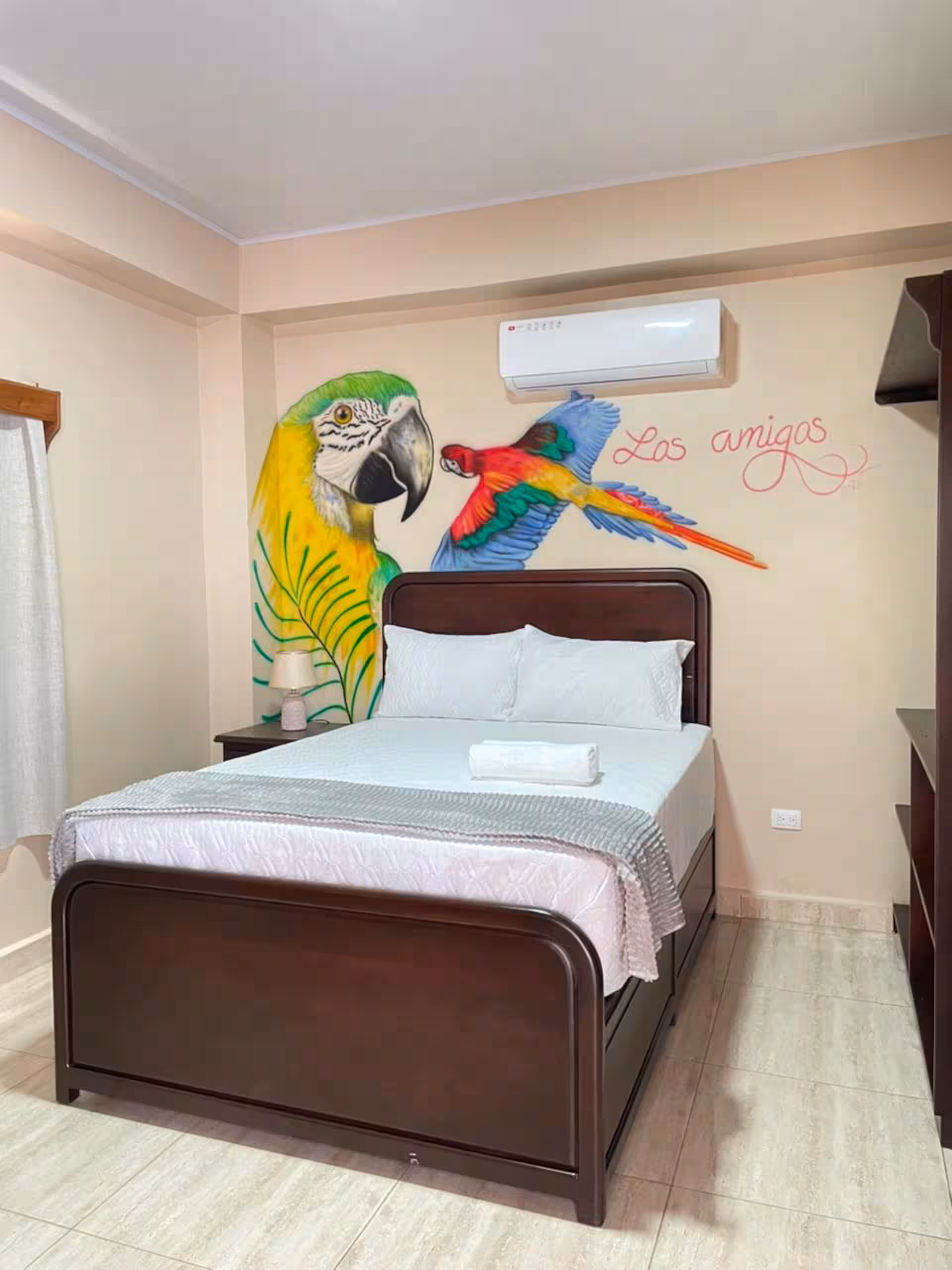 Habitación A6 y A7 Suite Familiar con mural de guacamayas