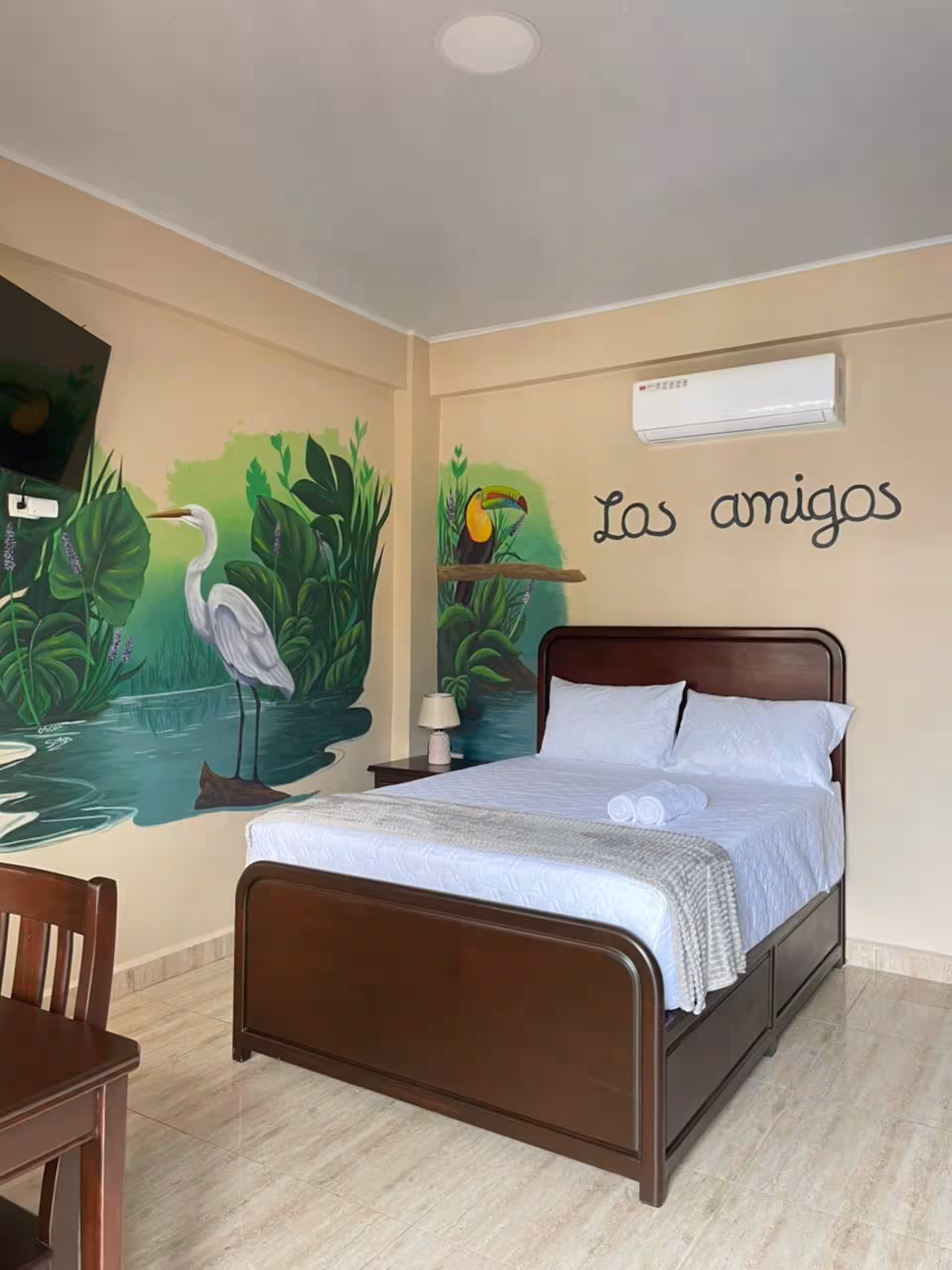 Habitación B2 y B3 con mural de garza blanca y tucán