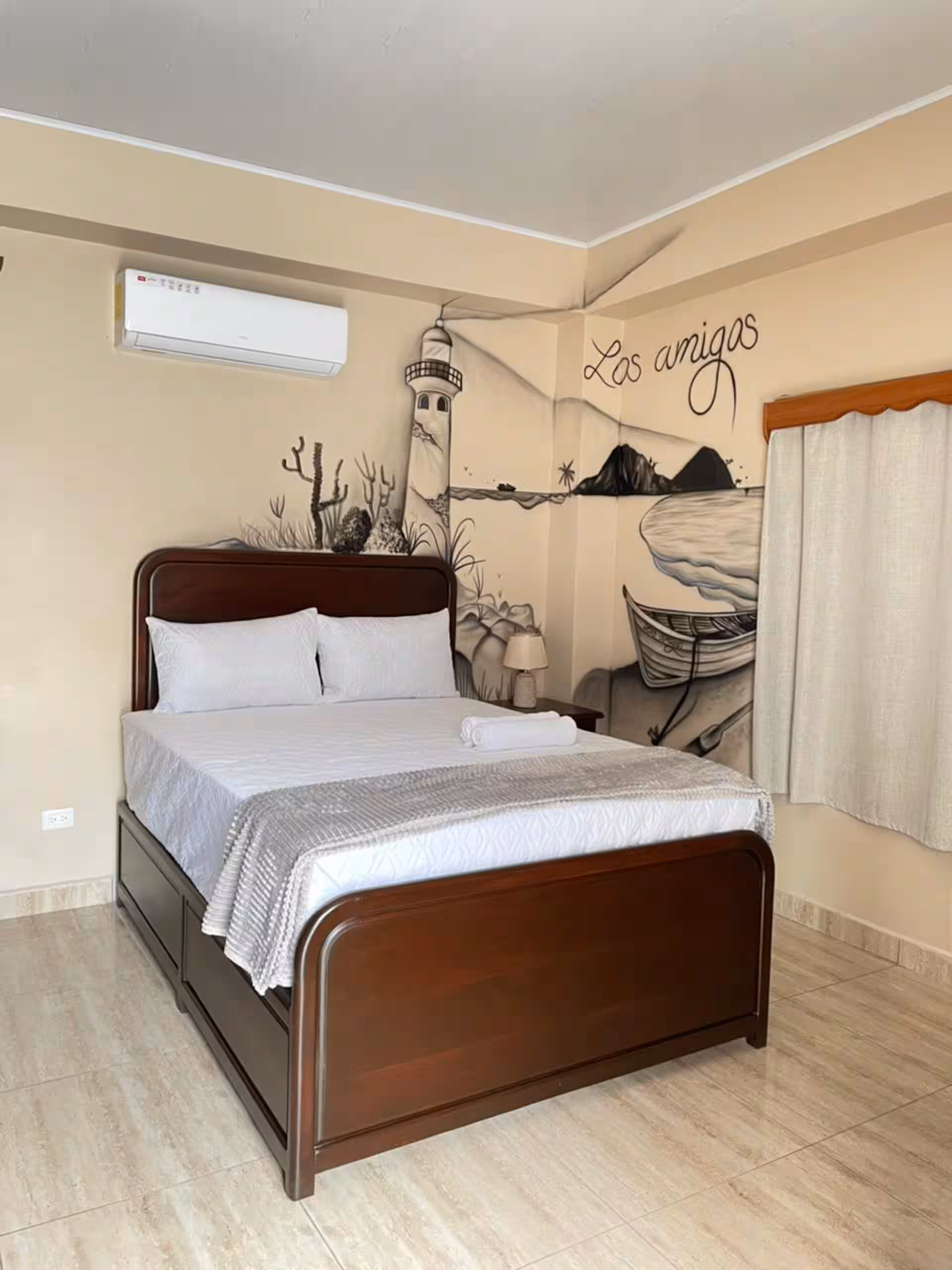 Habitación B4 Suite para parejas con mural de faro y playa en blanco y negro