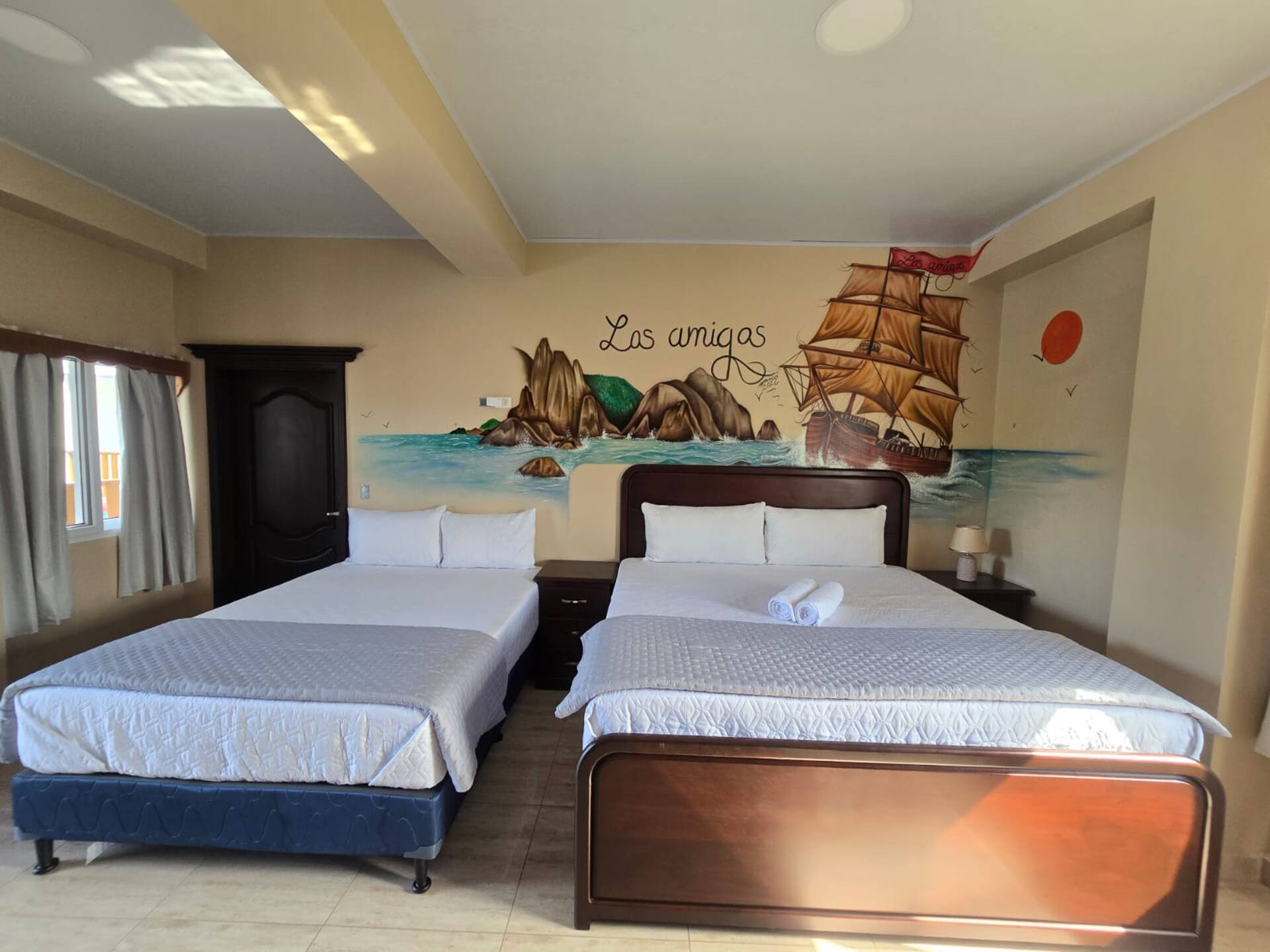 Habitación B5 y B6 Suite Familiar para 8 personas con mural de galeón pirata