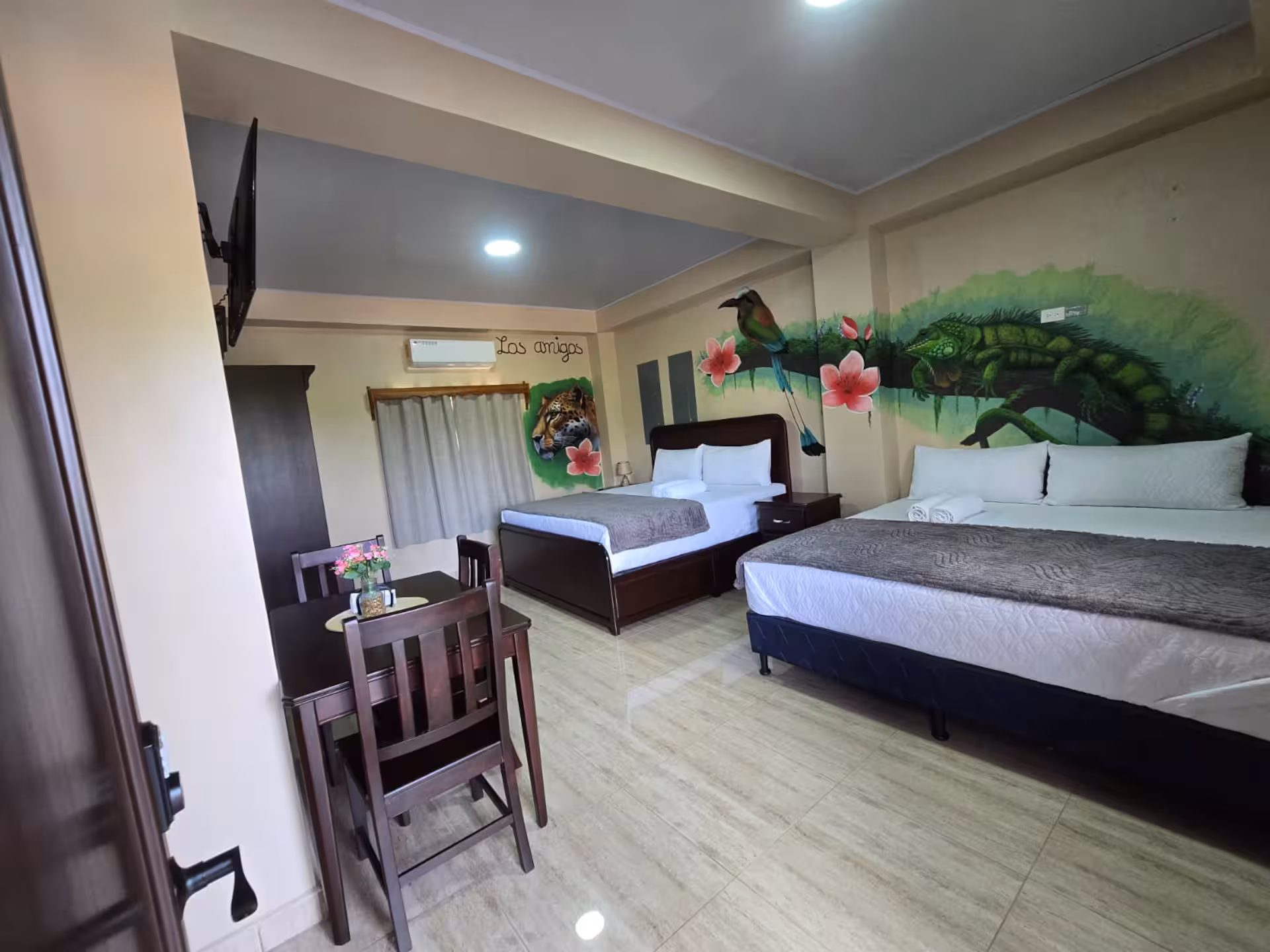 Habitación B7 Suite Familiar con mural de jaguar, iguana y momoto