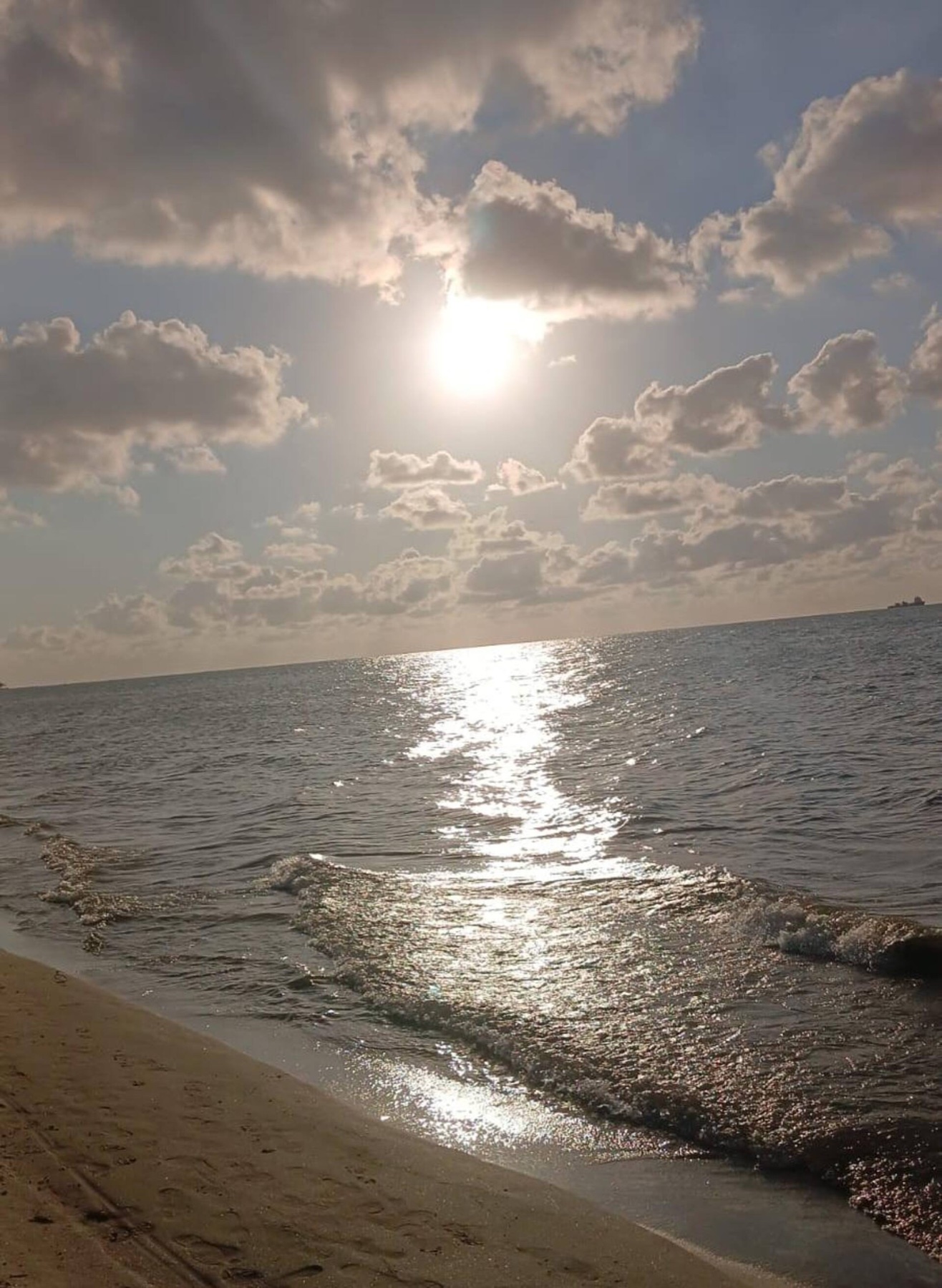 Atardecer dorado en el mar